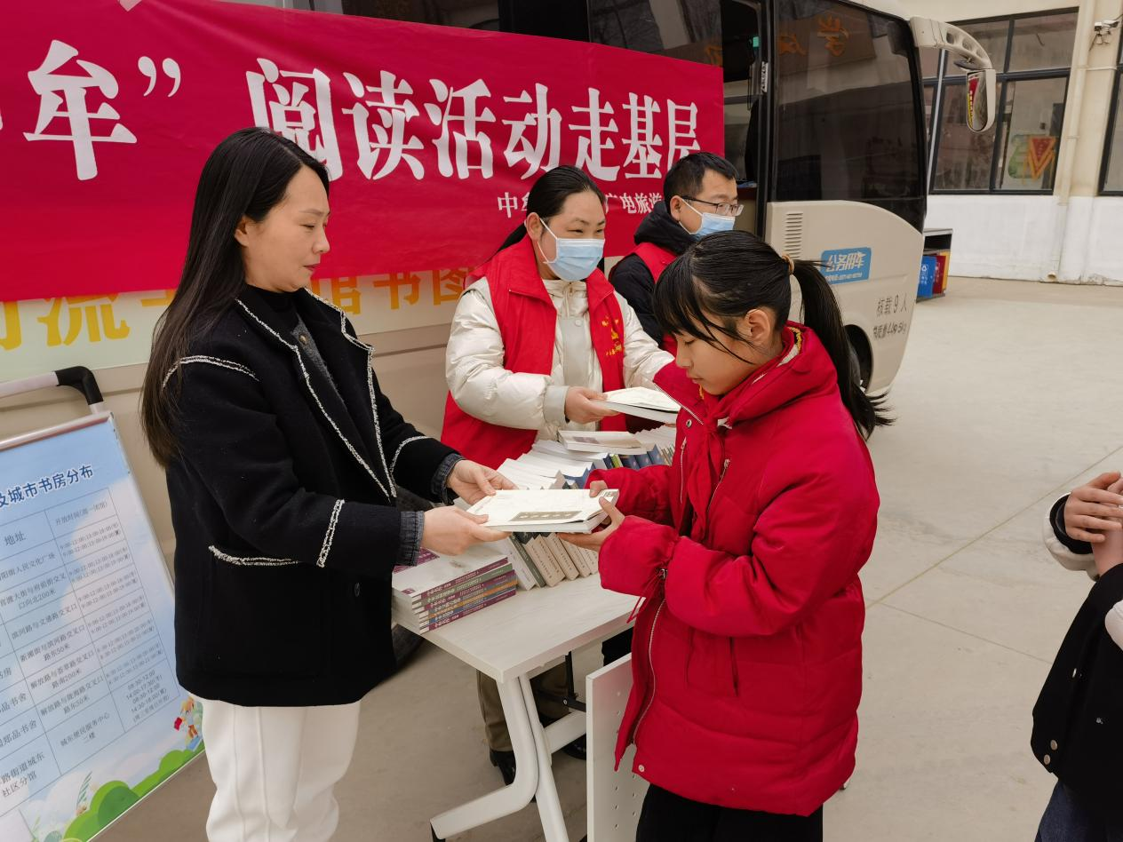 路学校——万滩校区组织开展"流动图书进校园"活动,将图书馆的图书,无