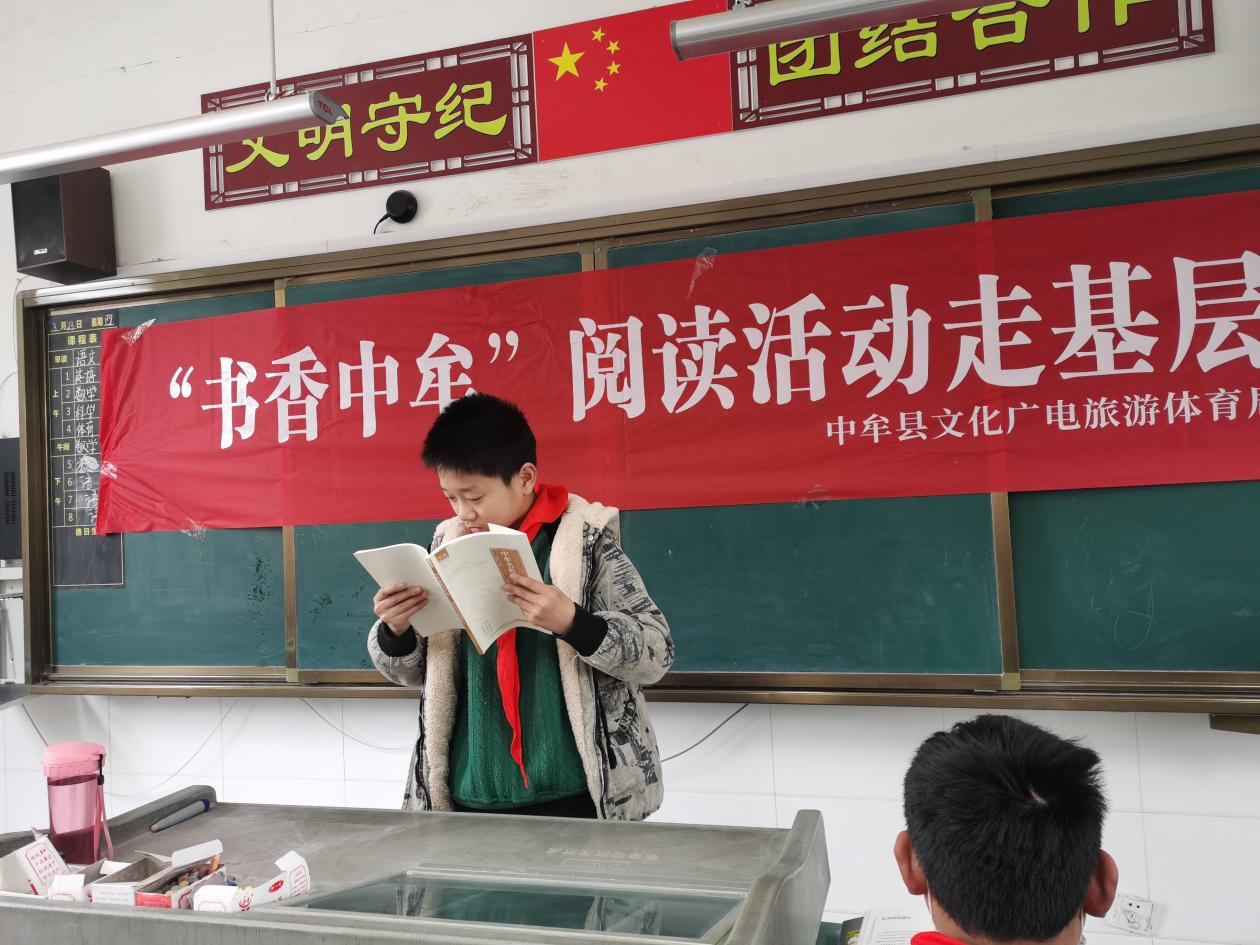 路学校——万滩校区组织开展"流动图书进校园"活动,将图书馆的图书,无