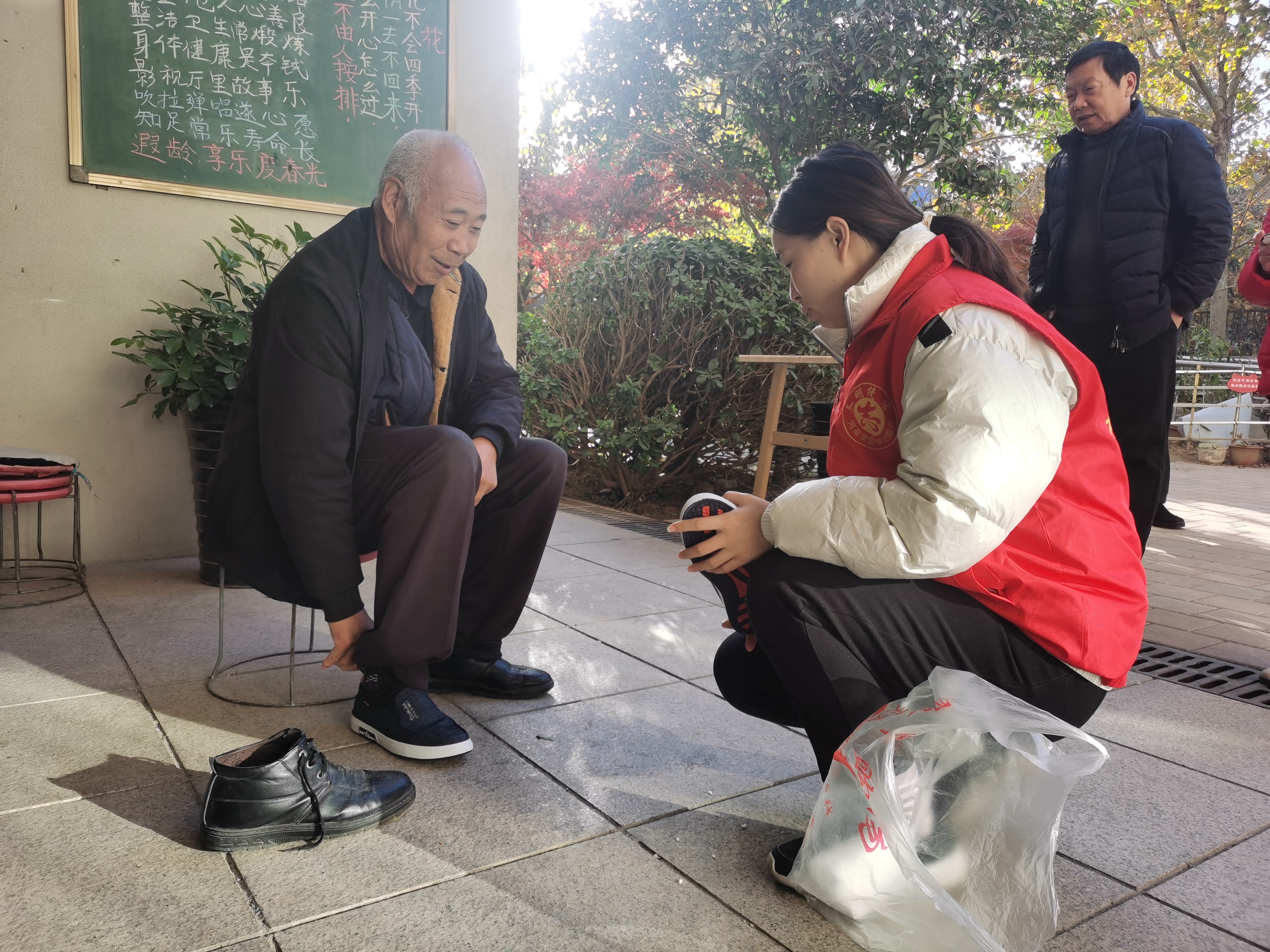 "在敬老院内,志愿者提前向工作人员了解了鞋码需求,将社区居民捐赠的