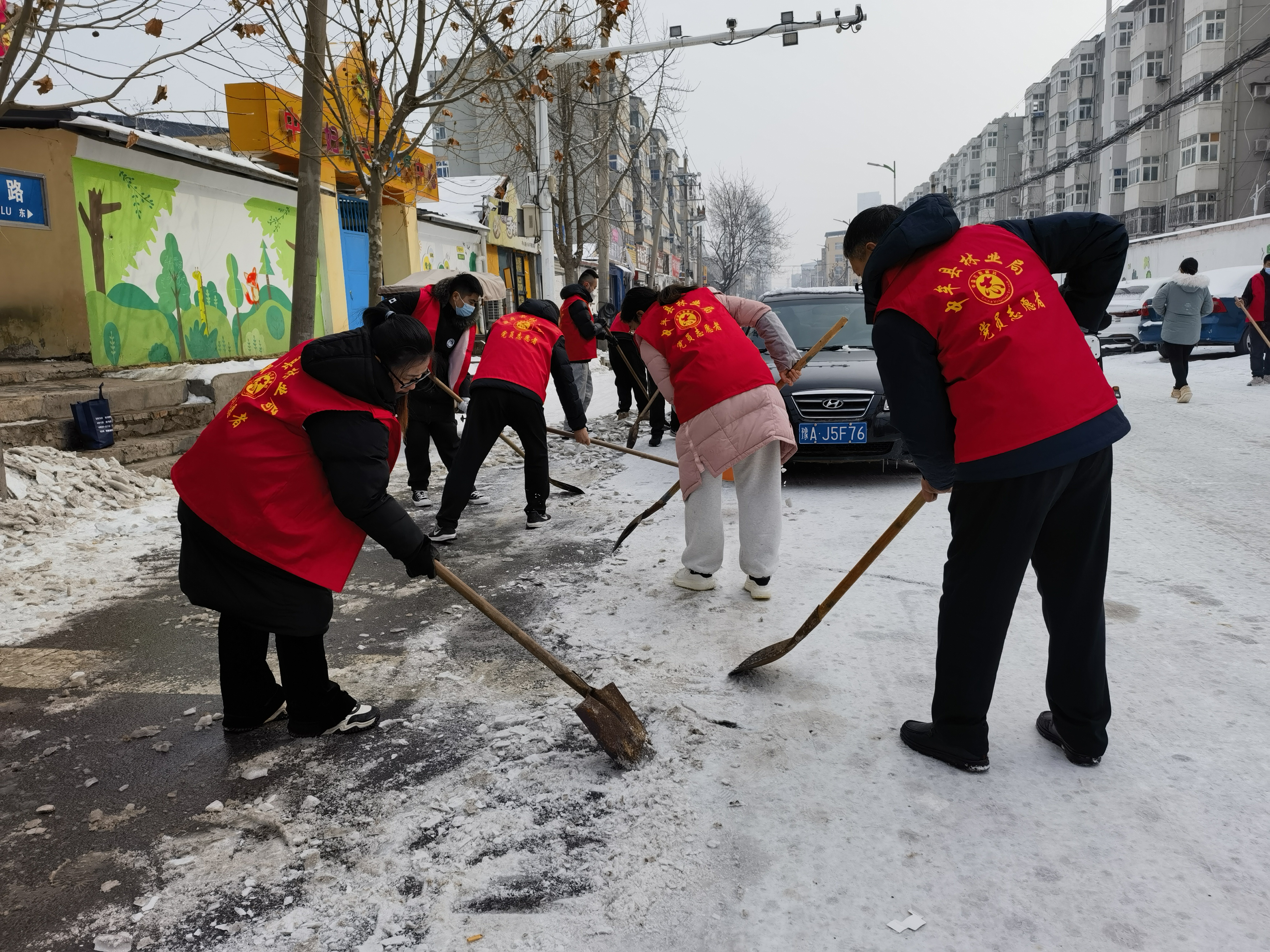 铲雪除冰宣传报道图片