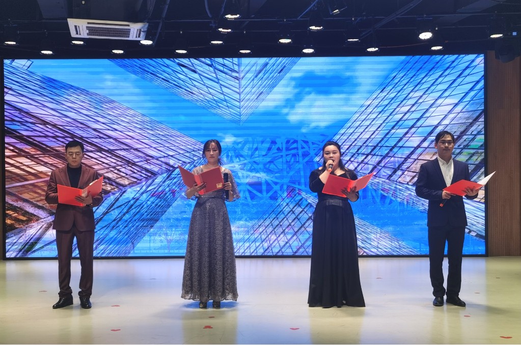 今后的岁月,《我们都是朗读者》将继续深入基层,深入群众,以优秀,经典