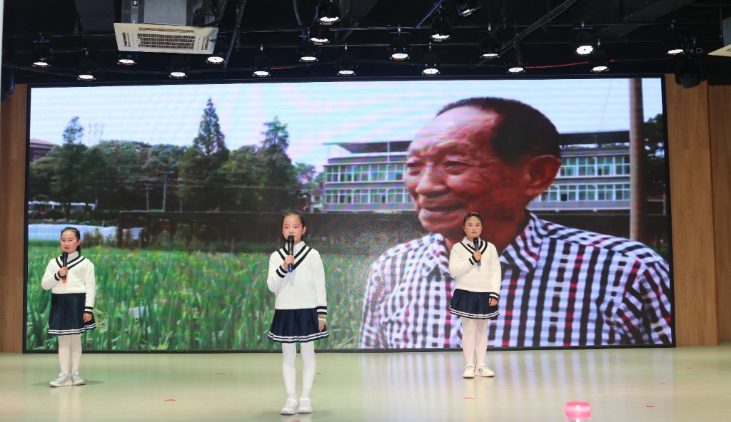 一群可爱的小朋友用稚嫩的童声分享了《种下春的种子》,他用一粒种子